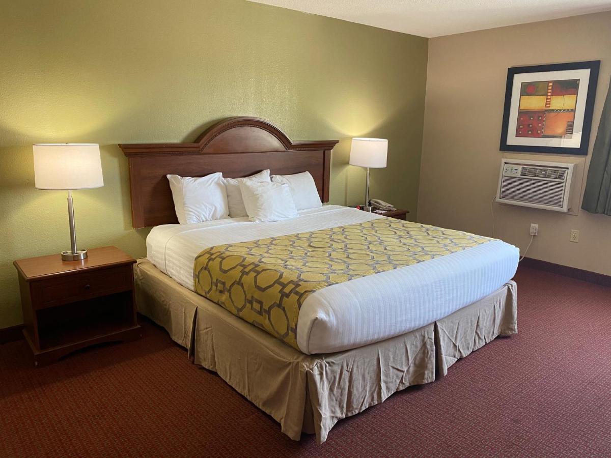 Baymont By Wyndham Kokomo Exterior photo